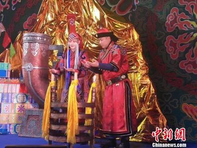 现代蒙古族婚礼中的祭火仪式.jpg