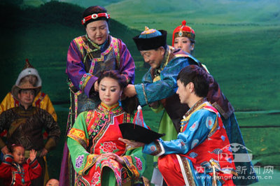 蒙古族婚礼——婆家给过门的新娘梳头，标志着新娘人生一段新的开始。.jpg
